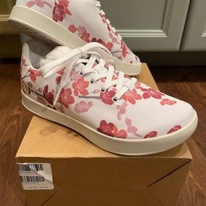 Brand new, never worn NOBULL womens shoes
